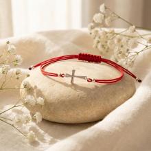 Гривна с червен конец и сребърен елемент кръст