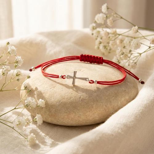 Гривна с червен конец и сребърен елемент кръст