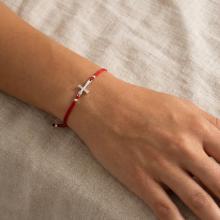 Гривна с червен конец и сребърен елемент кръст