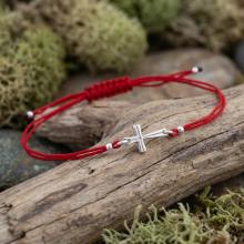 Гривна с червен конец и сребърен елемент кръст