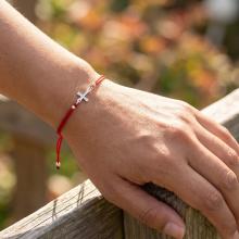 Гривна с червен конец и сребърен елемент кръст