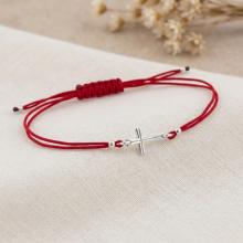 Гривна с червен конец и сребърен елемент кръст