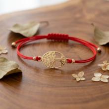 Гривна с червен конец и златен елемент Дървото на живота