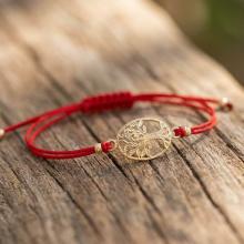 Гривна с червен конец и златен елемент Дървото на живота