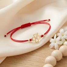 Гривна с червен конец и 14 карата златен елемент детелинка с циркон