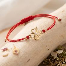 Гривна с червен конец и 14 карата златен елемент детелинка с циркон