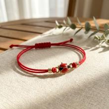 Гривна с червен конец и 14 карата златен елемент Калинка Гривна с червен конец и 14 карата златен елемент Калинка