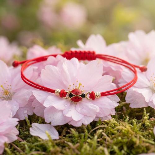 Гривна с червен конец и 14 карата златен елемент Калинка