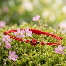 Гривна с червен конец и 14 карата златен елемент Калинка Гривна с червен конец и 14 карата златен елемент Калинка