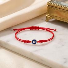 Гривна с червен конец и златен елемент синьо око