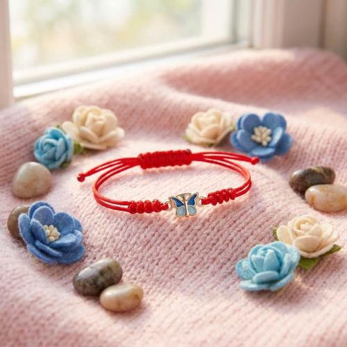 Гривна с червен конец и златен елемент Пеперуда