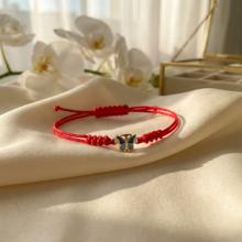 Гривна с червен конец и златен елемент Пеперуда