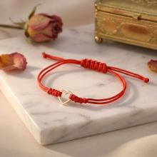 Гривна с червен конец и 14 карата златен елемент сърце