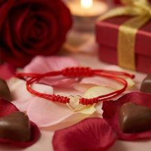 Гривна с червен конец и 14 карата златен елемент сърце