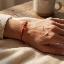 Гривна с червен конец и 14 карата златен елемент сърце