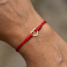 Гривна с червен конец и 14 карата златен елемент сърце