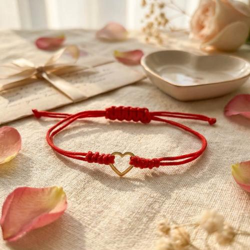 Гривна с червен конец и 14 карата златен елемент сърце