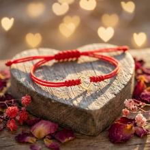 Гривна с червен конец и 14 карата златен елемент сърце