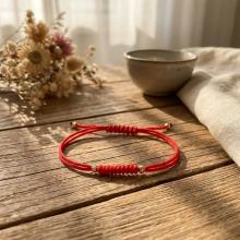 Гривна с червен конец и 14 карата златни топчета Гривна с червен конец и 14 карата златни топчета