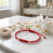 Гривна с червен конец и 14 карата златни топчета Гривна с червен конец и 14 карата златни топчета