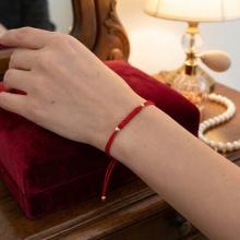 Гривна с червен конец и 14 карата златни топчета Гривна с червен конец и 14 карата златни топчета