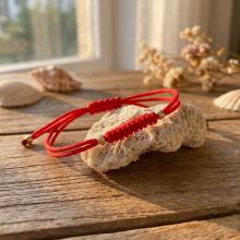 Гривна с червен конец и 14 карата златни топчета Гривна с червен конец и 14 карата златни топчета