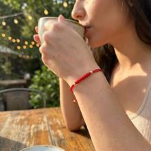 Гривна с червен конец и 14 карата златни топчета Гривна с червен конец и 14 карата златни топчета