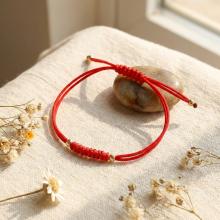 Гривна с червен конец и 14 карата златни топчета Гривна с червен конец и 14 карата златни топчета