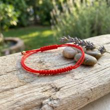 Гривна с червен конец и 14 карата златни топчета Гривна с червен конец и 14 карата златни топчета