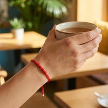 Гривна с червен конец и 14 карата златни топчета Гривна с червен конец и 14 карата златни топчета