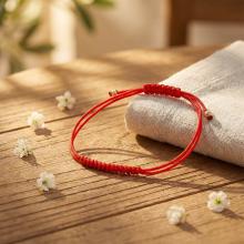 Гривна с червен конец и 14 карата златни топчета Гривна с червен конец и 14 карата златни топчета