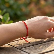 Гривна с червен конец и 14 карата златни топчета Гривна с червен конец и 14 карата златни топчета