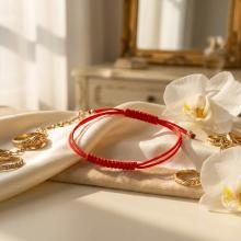 Гривна с червен конец и 14 карата златни топчета Гривна с червен конец и 14 карата златни топчета