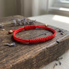 Гривна с червен конец и 14 карата златни топчета Гривна с червен конец и 14 карата златни топчета