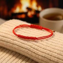 Гривна с червен конец и 14 карата златни топчета Гривна с червен конец и 14 карата златни топчета