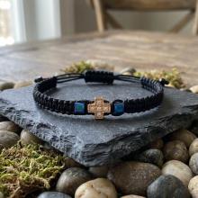 Гривна с червен конец и 14 карата златен елемент кръст с циркони