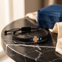 Гривна с червен конец и 14 карата златен елемент кръст с циркони