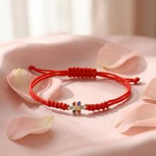 Гривна с червен конец и златен елемент цвете