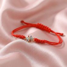 Гривна с червен конец и златен елемент цвете