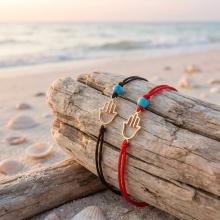 Гривна с черен конец и златен елемент Ръката На Фатима