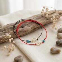 Гривна с черен конец и златен елемент Ръката На Фатима