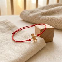 Гривна с червен конец и 14 карата златен елемент момче