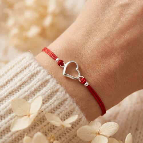 Гривна с червен конец и сребърен елемент сърце В8