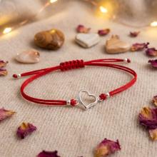 Гривна с червен конец и сребърен елемент сърце В8 Гривна с червен конец и сребърен елемент сърце В8