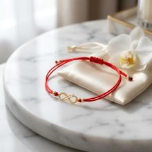 Гривна с червен конец и 14 карата златен елемент безкрайност