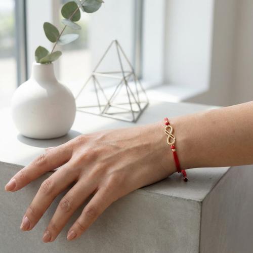 Гривна с червен конец и 14 карата златен елемент безкрайност