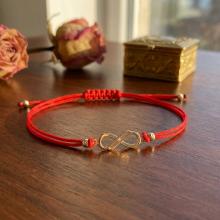 Гривна с червен конец и 14 карата златен елемент безкрайност