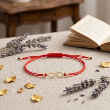 Гривна с червен конец и 14 карата златен елемент безкрайност