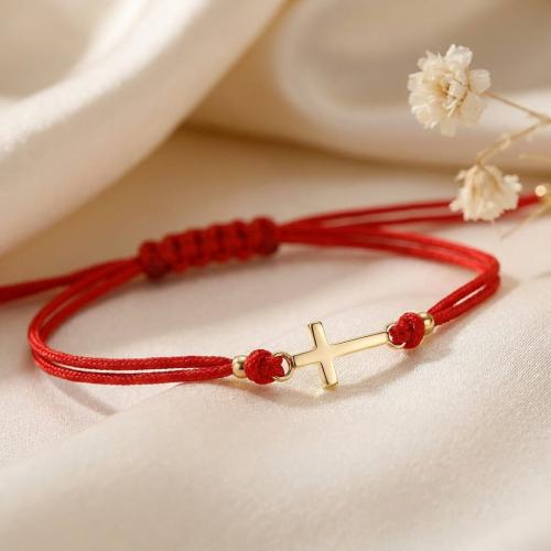 Гривна с червен конец и златен кръст 