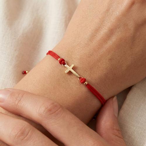 Гривна с червен конец и златен кръст 